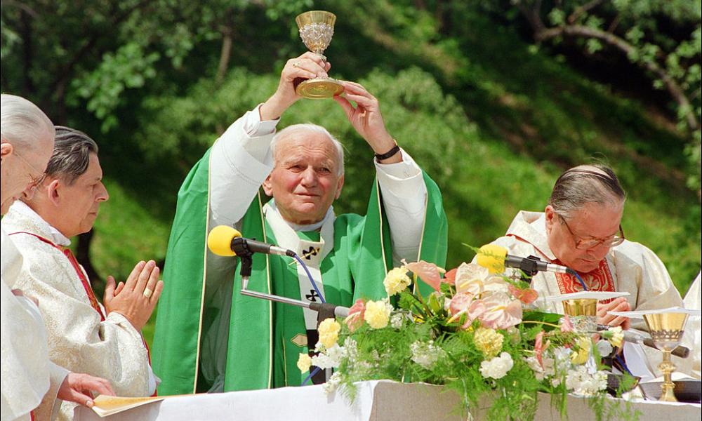 15 Quotes From St. John Paul II on His Love for the Eucharist