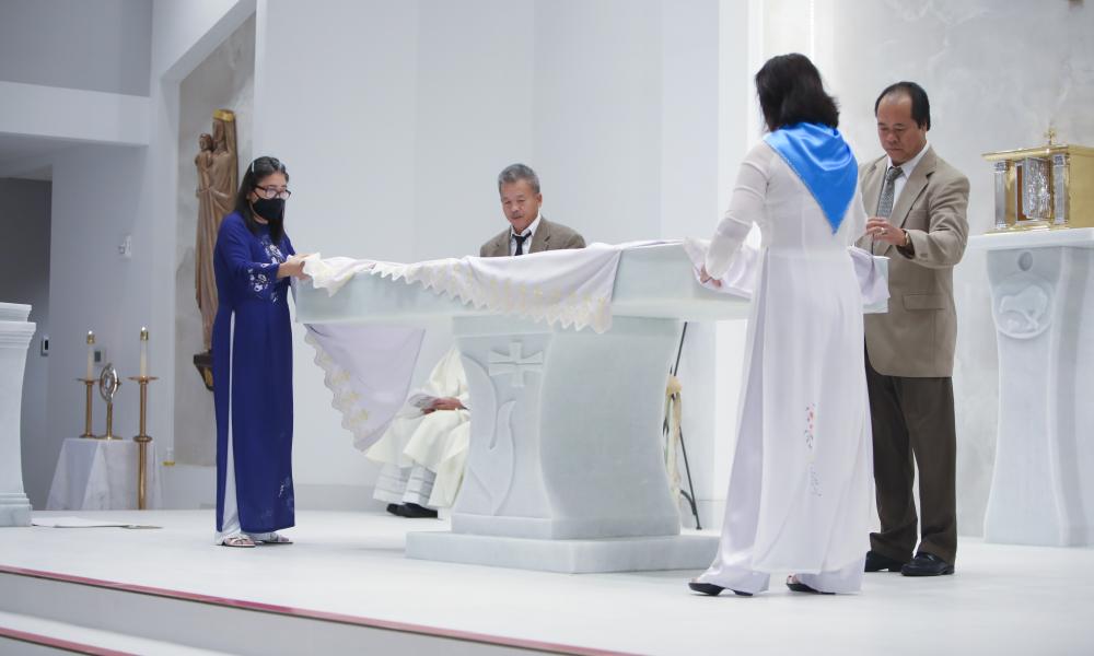 Bishop Dedicates a New Altar for Vietnamese Community of St. Petersburg 6