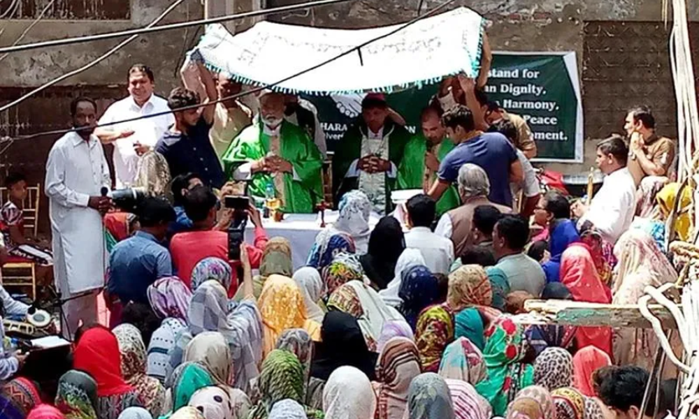Hundreds gather for Mass in Pakistan