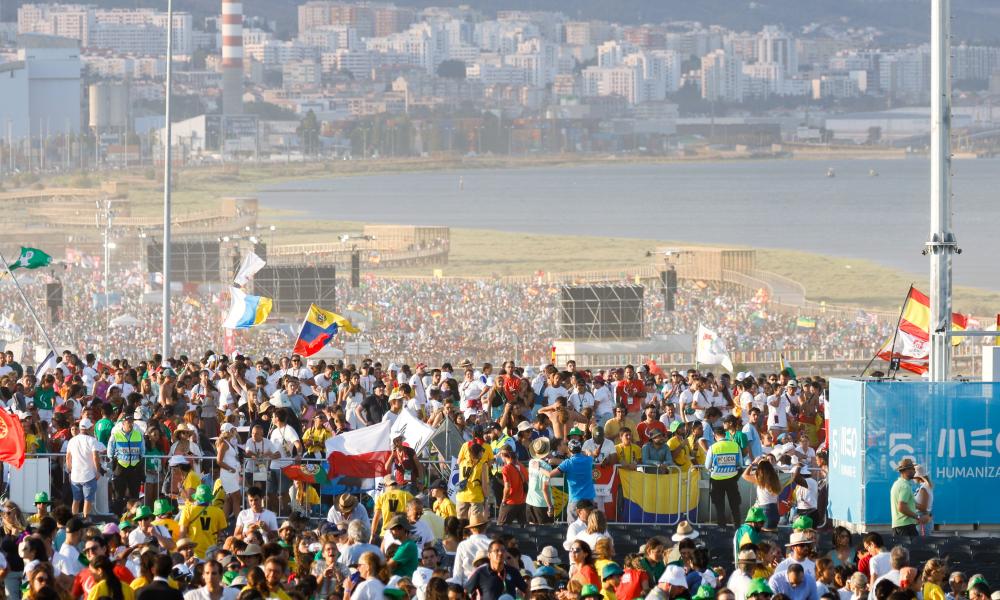 The crowd waits for Pope Francis' arrival (CNS photo/Lola Gomez)