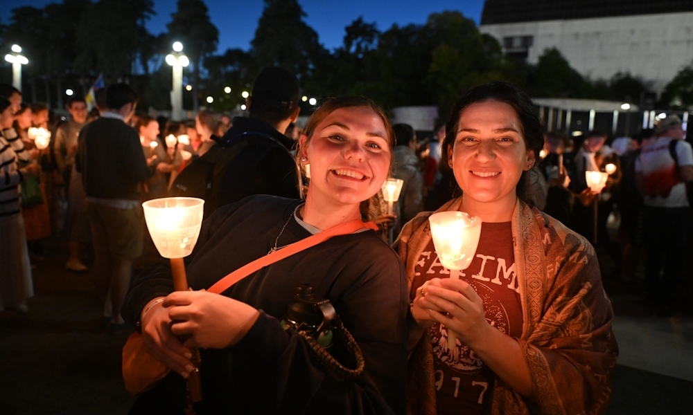 Sophie Franklin, feligrés de Resurrection en Riverview y Stephanie Sheils, feligrés de Christ the King en Tampa asistieron a la procesión de las velas en Fátima, Portugal el 30 de julio de 2023. Fotografía por Keishla Espinal.