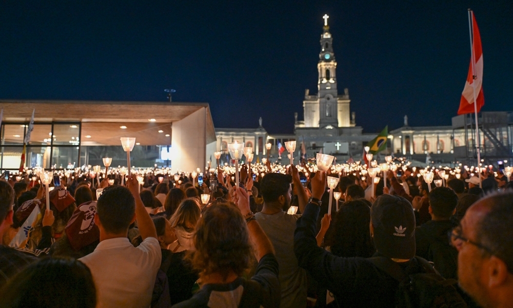 El 30 de julio de 2023 hubo una vigilia con velas a las afueras del Santuario de Fátima en donde asistieron cientos de peregrinos de distintos países a rezar el rosario en varios idiomas incluyendo inglés, español y portugués. Fotografía por Keishla Espinal.