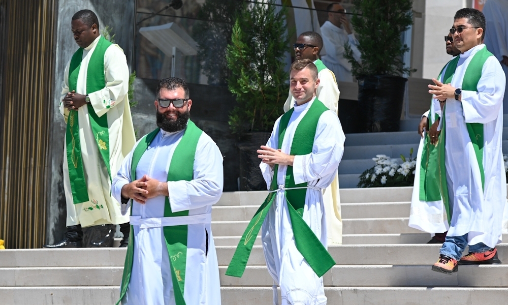 P. Chuck Dornquast, director de Vocaciones de la Diócesis de St. Petersburg y P. Connor Penn, vicario de la parroquia St. Catherine of Siena participaron en la procesión durante la Misa con sacerdotes de todo el mundo en el Santuario de Nuestra Señora de Fátima en Portugal el 30 de julio de 2023. Fotografía por Keishla Espinal.  