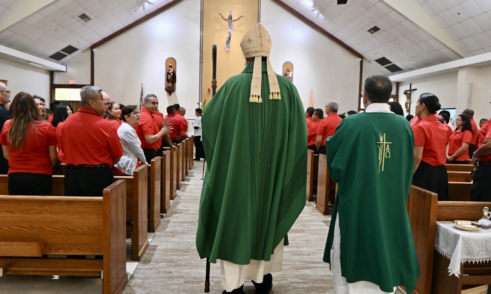 Mons. Gregory Parks entra a la parroquia Resurrection en Riverview al comienzo de la Misa celebrada el 1 de julio de 2023 por el retiro número 100 del ministerio de MDS.