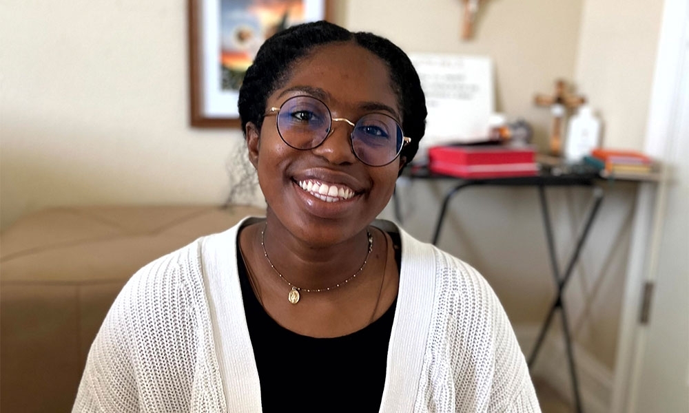 Chioma Okoye sonríe frente su esquina de oración que le trae paz y alegría.