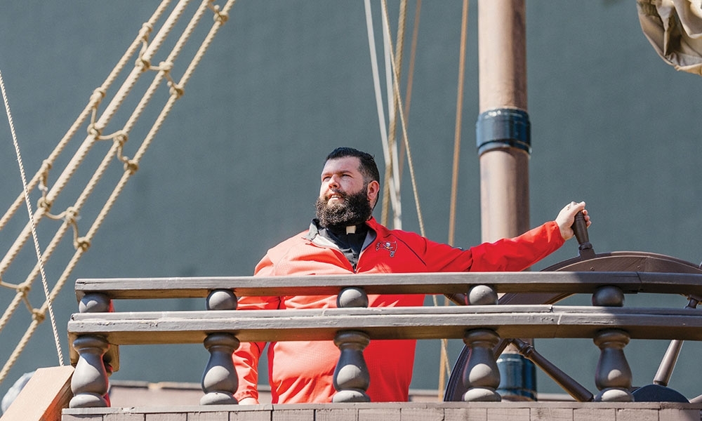 El padre Chuck Dornquast en el Bucanneer Cove en la zona de anotación del estadio Raymond James donde los Tampa Bay Bucs juegan partidos locales. Fotografía de Spirit Juice Studios