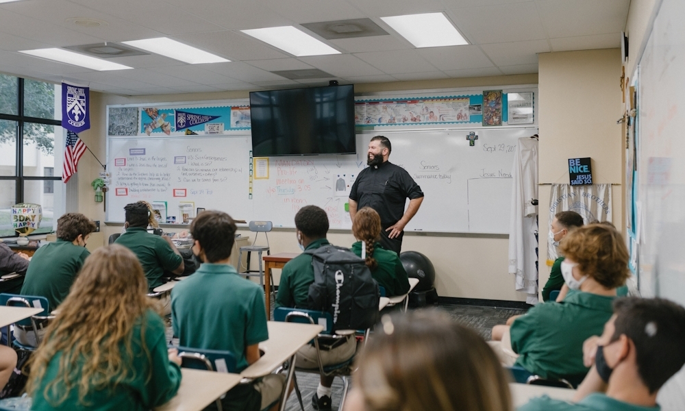 El Padre Chuck Dornquast visita las escuelas, parroquias y otros lugares para promover vocaciones al sacerdocio y la vida religiosa. Fotografía de Spirit Juice Studios