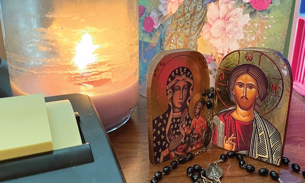 La oficina de Lynn Kilbride incluye un espacio para los ratos de oración (Fotografía cortesía de Lynn Kilbride).