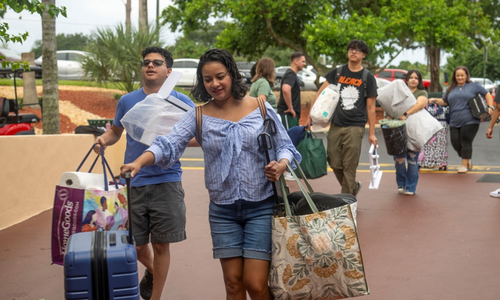 Incoming Saint Leo University students receive help to move to their residence halls. | Photo by Saint Leo University.