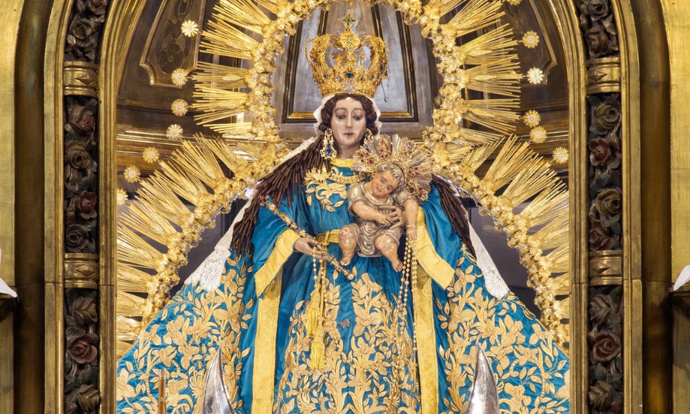 Posters of the image of Our Lady of the Rosary make pilgrimages throughout the diocese. | Image courtesy of Cofradía del Santo Rosario Página_Oficial.