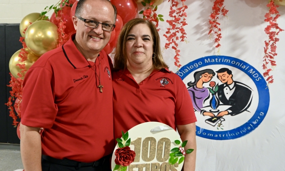El diácono Élix con su esposa Lucy celebran el retiro número 100 de Diálogo Matrimonial el 1 de julio de 2023. Fotografía por Katie Camario.